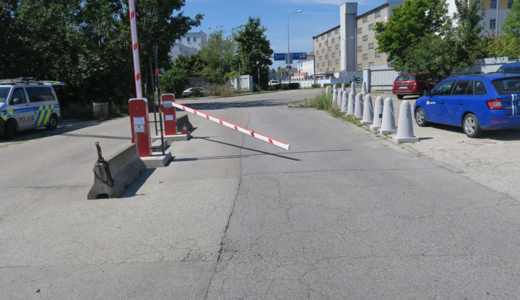 Žena narazila do závory, poničila ji a ujela. Pátrá po ní policie