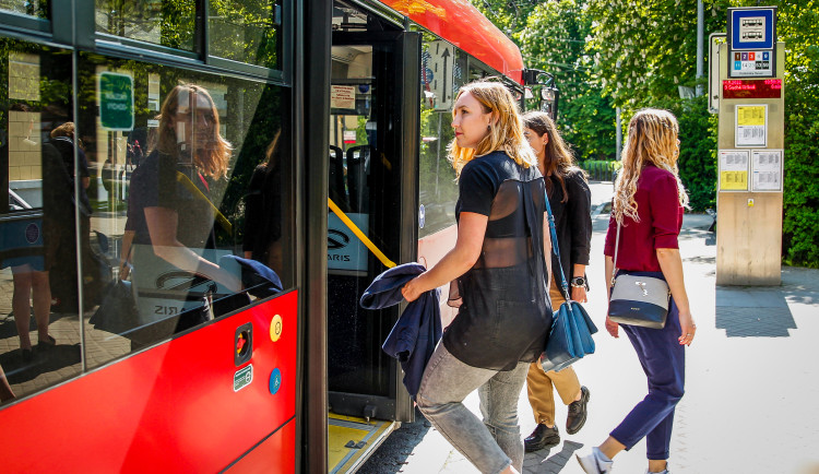 Žáci a studenti si pro slevu na MHD chodit nemusí