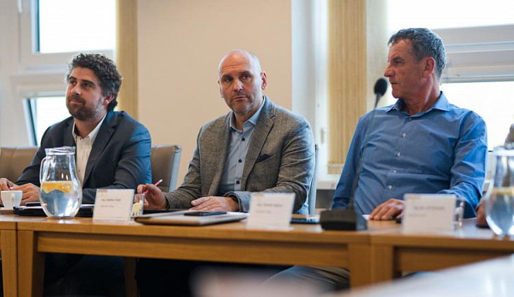 Zdeněk Zajíček (úplně vpravo), Dalibor Uhlíř (uprostřed) a Jan Sommer (úplně vlevo), všichni ČK rozumem a srdcem.