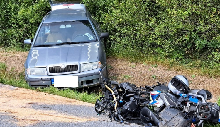 Na Českokrumlovsku se srazila motorka s osobním autem. Dva lidé zemřeli