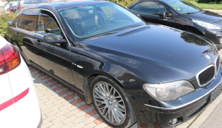 Cizinec převážel v osobním voze osm mladých Syřanů, v Prostějově měl defekt kola. Skončil ve vazbě