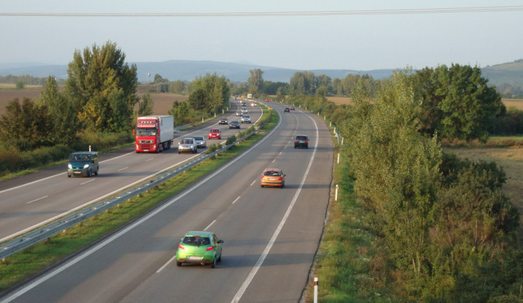 Silničáři bouchli do stolu. Na dálnicích D1 a D2 u Brna chystají zákaz předjíždění