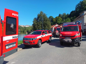 Muž sjel při výjezdu z garáže do řeky. V kritickém stavu skončil v nemocnici