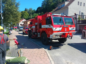 Muž sjel při výjezdu z garáže do řeky. V kritickém stavu skončil v nemocnici