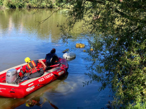 Muž sjel při výjezdu z garáže do řeky. V kritickém stavu skončil v nemocnici