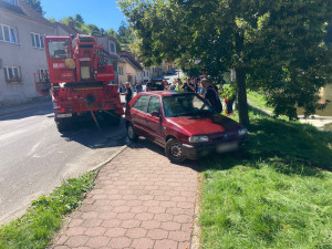Muž sjel při výjezdu z garáže do řeky. V kritickém stavu skončil v nemocnici