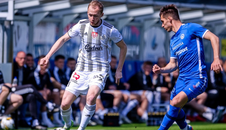 Lukáš Čmelík (v bílém) míří do Hradce Králové.