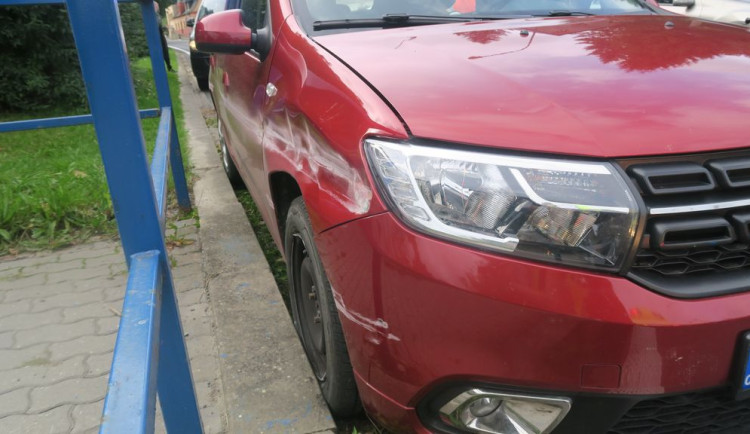 Senior v Jeseníku zkolaboval za volantem. Duchapřítomná manželka převzala řízení a vůz zastavila