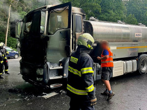 Hasiči zasahovali u hořící cisterny na mléko. Škoda je skoro za milion korun