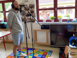 Na oslavu narozenin centra Arpida dorazí i Pokáč. Dárek poslal s předstihem.