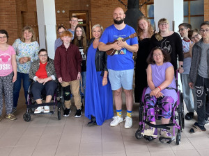 Na oslavu narozenin centra Arpida dorazí i Pokáč. Dárek poslal s předstihem.