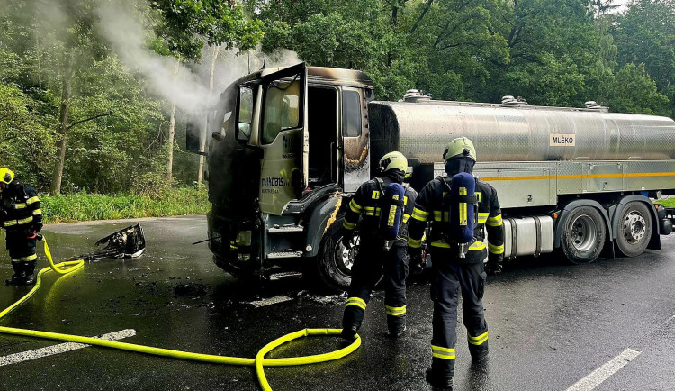 Hasiči zasahovali u hořící cisterny na mléko. Škoda je skoro za milion korun