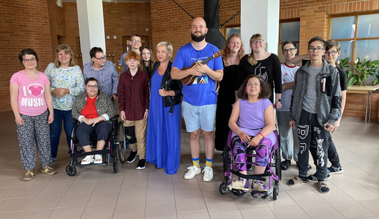 Na oslavu narozenin centra Arpida dorazí i Pokáč. Dárek poslal s předstihem.