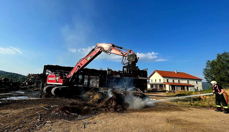Policie dopadla žháře, který zapálil stodolu na Prachaticku