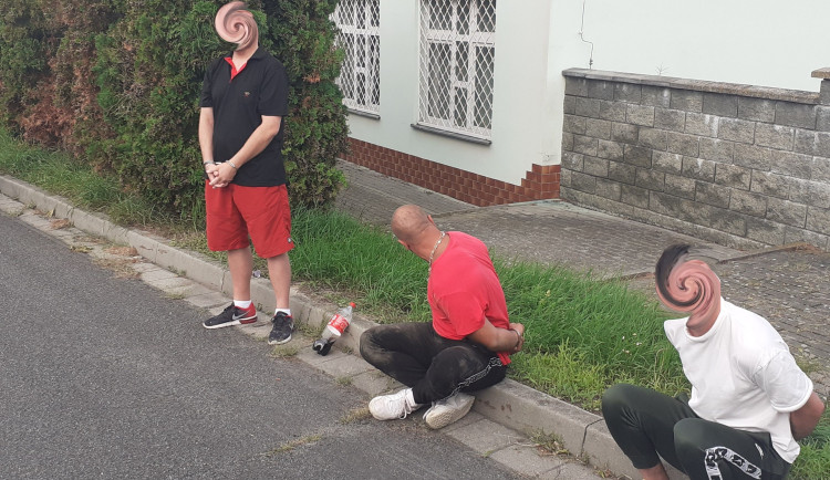 VIDEO: Pašerák drog předstíral na dálnici u Olomouce záchvat. Pak se snažil zničit pervitin a uprchnout