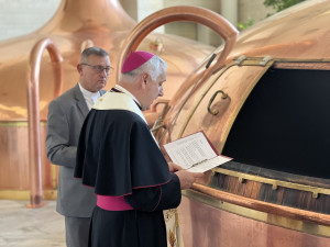 V Budvaru požehnali speciální várce piva. Peníze z prodeje půjdou na charitu