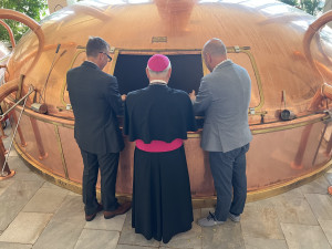 V Budvaru požehnali speciální várce piva. Peníze z prodeje půjdou na charitu