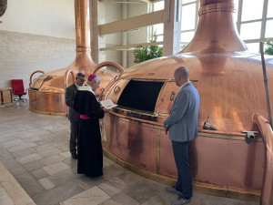 V Budvaru požehnali speciální várce piva. Peníze z prodeje půjdou na charitu