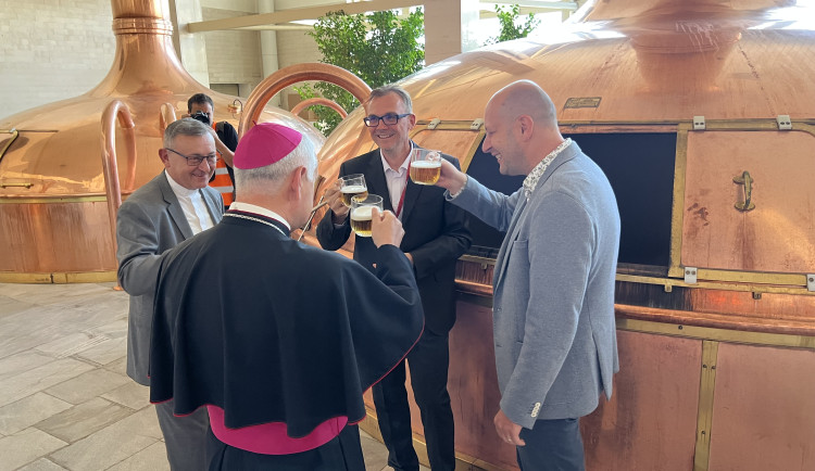 V Budvaru požehnali speciální várce piva. Peníze z prodeje půjdou na charitu