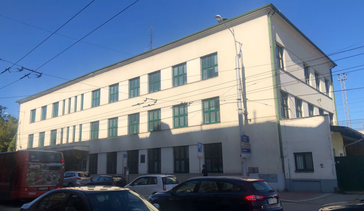 Město chce koupit budovu pošty na nádraží. Bude se muset přihlásit do aukce