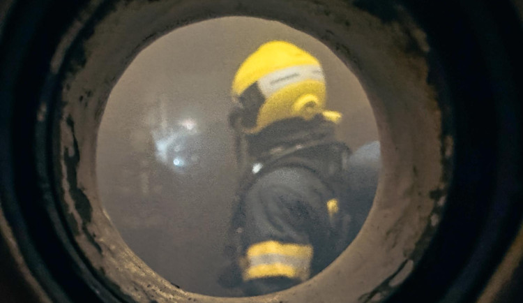 VIDEO: Hasiči likvidovali požár na psychiatrii ve Šternberku. Personál musel evakuovat devět pacientů