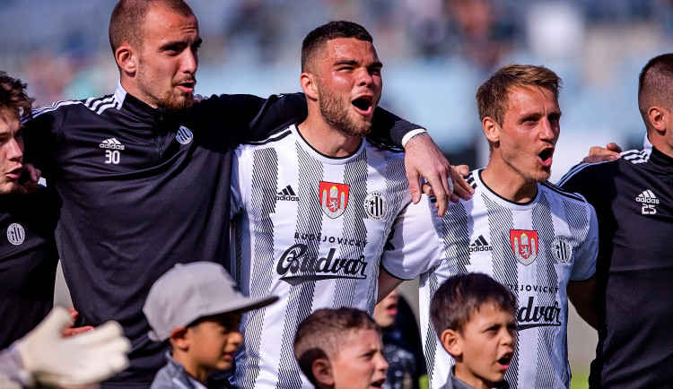 Daniel Hais (v bílém dresu vlevo) se loučí s Dynamem.