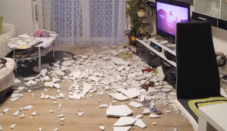 Obyvatelům Kainarovy ulice v Jihlavě padají stropy na hlavu. Situace je vážná, ale firma nereaguje, stěžují si