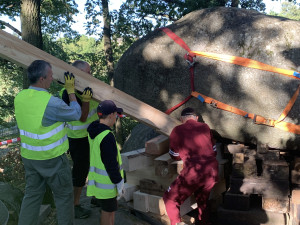 Pavel s týmem musí viklan nejdřív zvednout a pak pootočit na místo, kde má správně být.