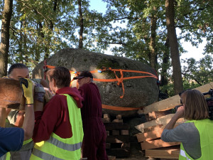 Pavel s týmem musí viklan nejdřív zvednout a pak pootočit na místo, kde má správně být.lan