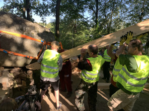 Pavel s týmem musí viklan nejdřív zvednout a pak pootočit na místo, kde má správně být.