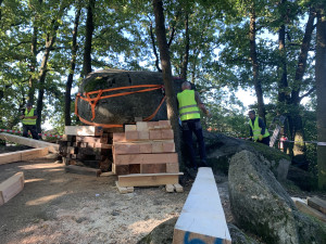 Viklan je oblý skalní blok nebo balvan, který spočívá na podloží jen nepatrnou plochou.
