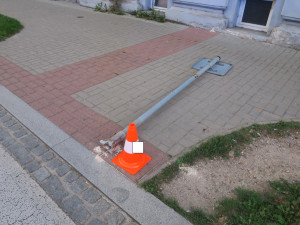 Řidič před policisty naboural do značky, pak nadýchal přes 3,5 promile