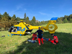 Motorkář utrpěl při nehodě vážná poranění, vrtulník ho transportoval do nemocnice