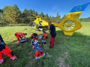 Motorkář utrpěl při nehodě vážná poranění, vrtulník ho transportoval do nemocnice