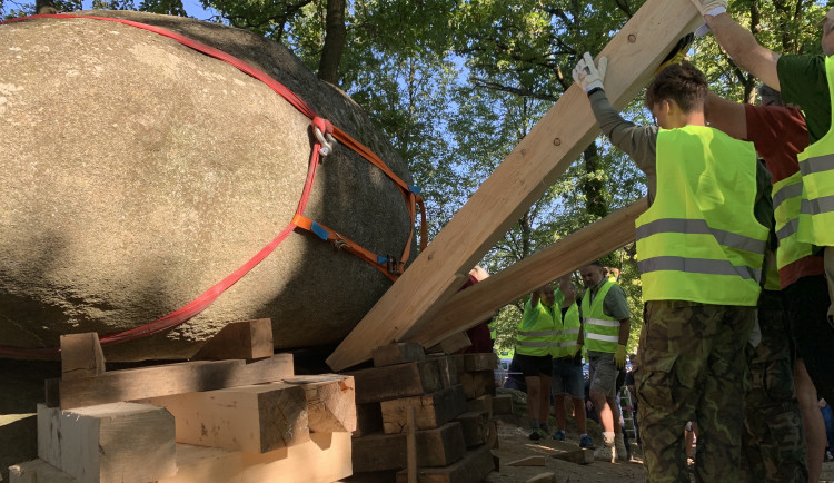 Viklan je oblý skalní blok nebo balvan, který spočívá na podloží jen nepatrnou plochou.
