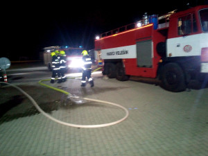 Hasiči likvidovali požár dodávky a pneumatik. Zachránili několik aut