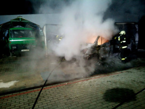 Hasiči likvidovali požár dodávky a pneumatik. Zachránili několik aut