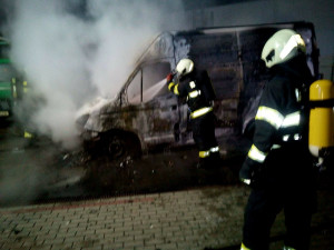 Hasiči likvidovali požár dodávky a pneumatik. Zachránili několik aut