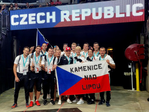 Vendula Matějů (první řada třetí zprava) reprezentovala Česko na hasičských hrách.