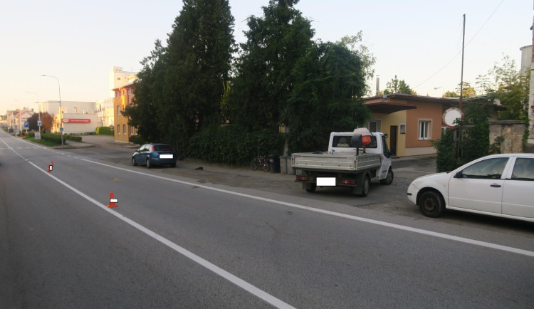 Senior bez helmy narazil kolem do stojícího auta. V nemocnici zemřel