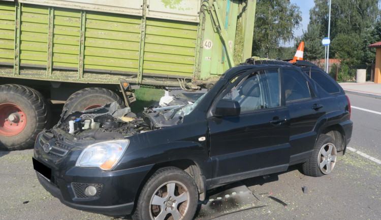 Žena zezadu narazila do traktoru. Jen zázrakem z nehody vyvázla s lehkým zraněním