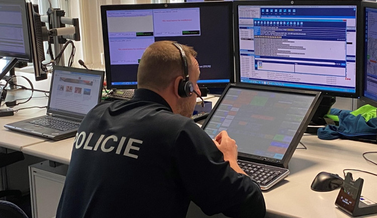 Policie v kraji má víc práce s výmysly na sítích. Lži před časem sdílela i senátorka Hamplová, trestu unikla