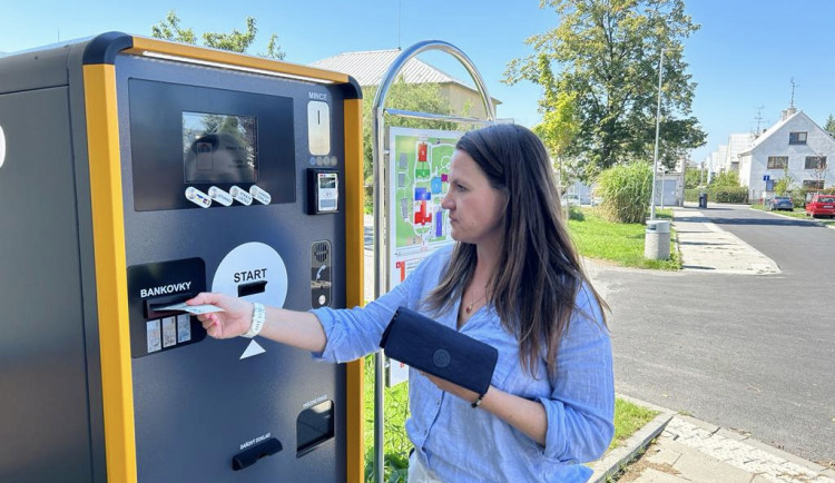 Nemocnice ve Šternberku kvůli průjezdu záchranářů zavádí placené parkování. První hodina bude zdarma