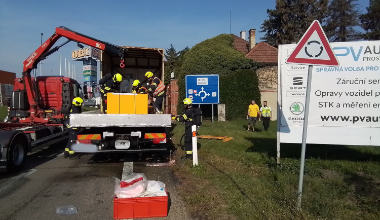 U obchodního centra v Prostějově z kamionu unikla kyselina sírová. Hasiči povolali chemický kontejner