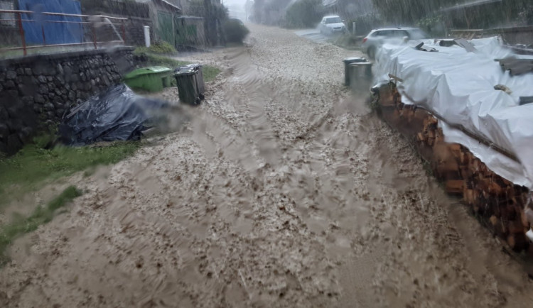 FOTO, VIDEO: Na Konicku silná bouřka vyplavila několik obcí. U Dzbelu je uzavřena silnice, poškodila ji voda