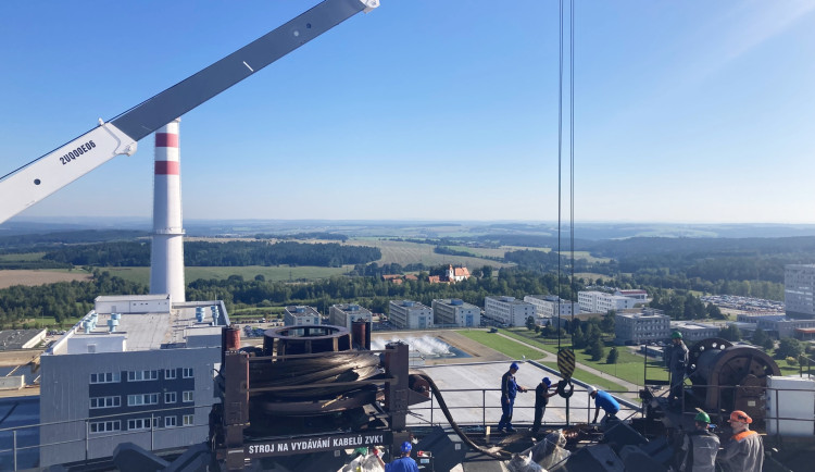 Technici měnili lano v klíčové budově Temelína. Váží jako devět osobních aut