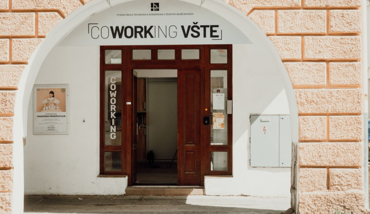 Coworking dorazil do Českých Budějovic. VŠTE v něm nabízí sdílené pracovní prostory i vzdělávací aktivity