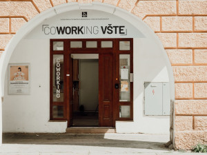 Coworking dorazil do Českých Budějovic. VŠTE v něm nabízí sdílené pracovní prostory i vzdělávací aktivity
