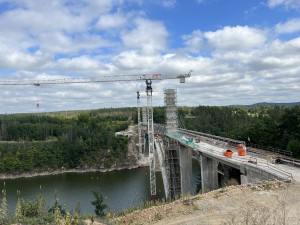 Obloukový most nad Orlíkem bude rozpětím největší v Česku. Hotový bude příští podzim