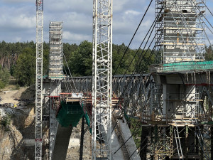 Obloukový most nad Orlíkem bude rozpětím největší v Česku. Hotový bude příští podzim